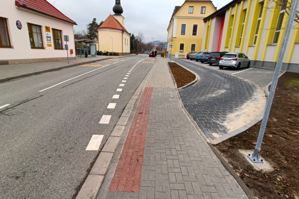 Dokončená dopravní stavba - silnice s chodníky v obci
